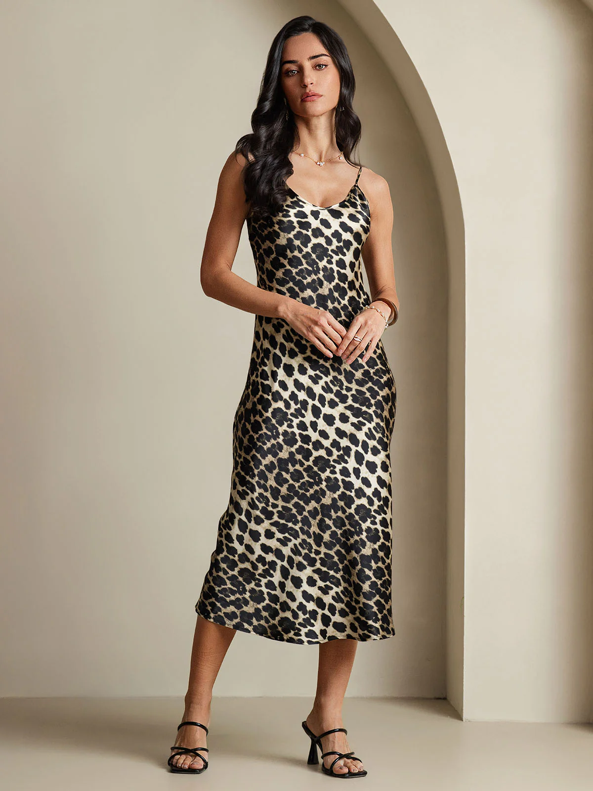 Robe Midi En Soie Pure Imprimé Léopard À Bretelles Spaghetti Col V – Image 9