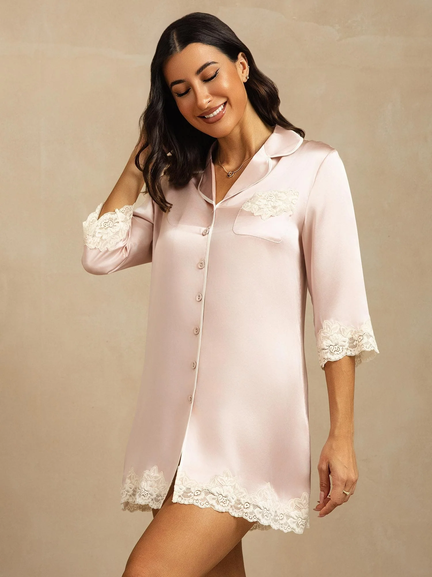 Chemise de Nuit en Pure Soie à Boutons avec Design Dentelle – Image 8