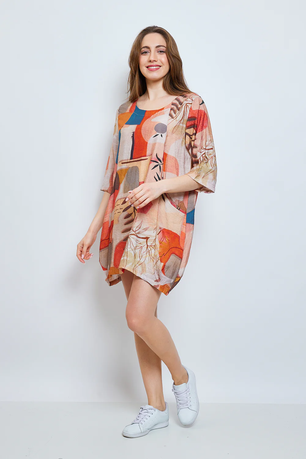 Robe orangée aux couleurs vibrantes – Image 2