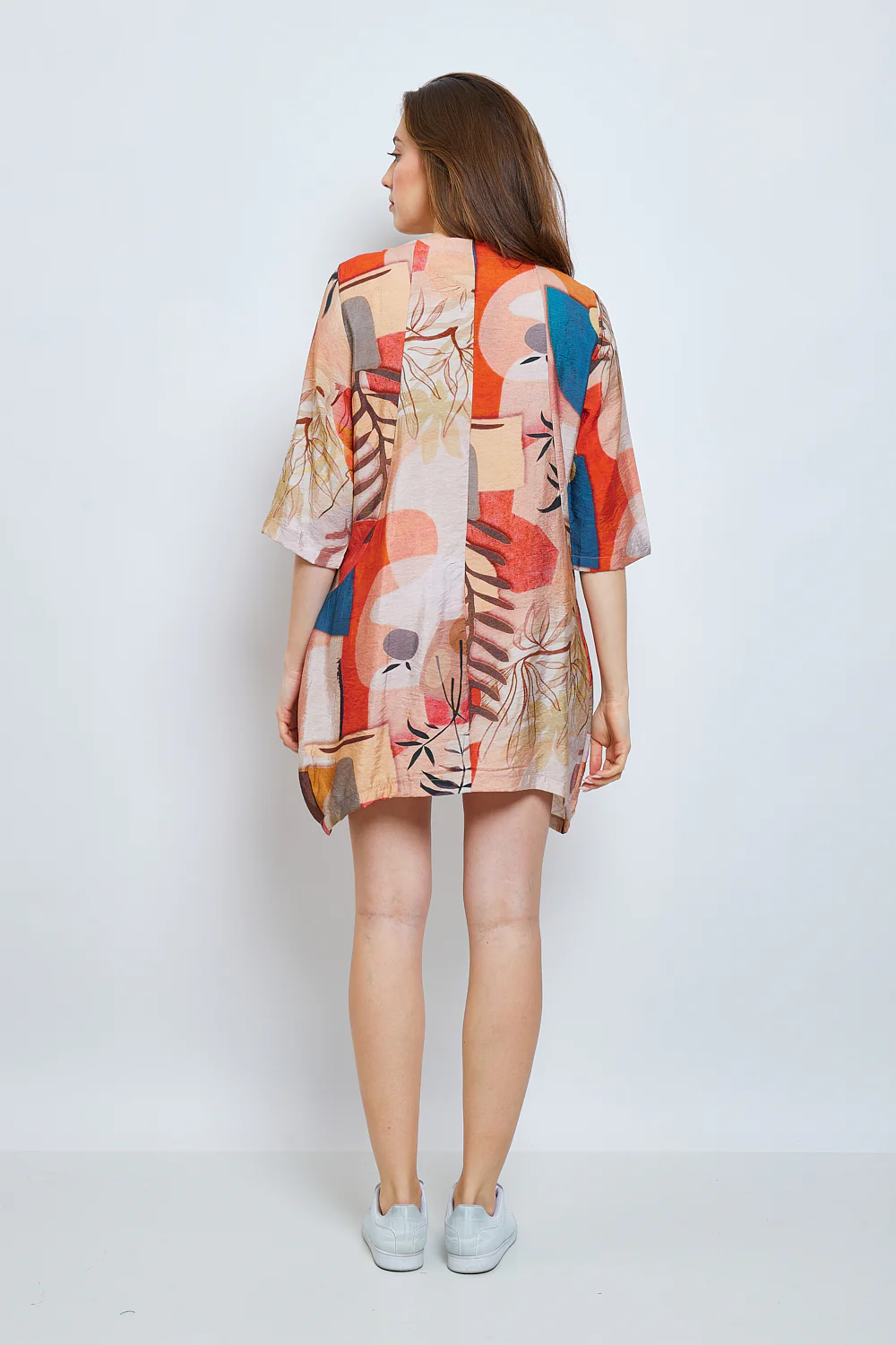 Robe orangée aux couleurs vibrantes – Image 3