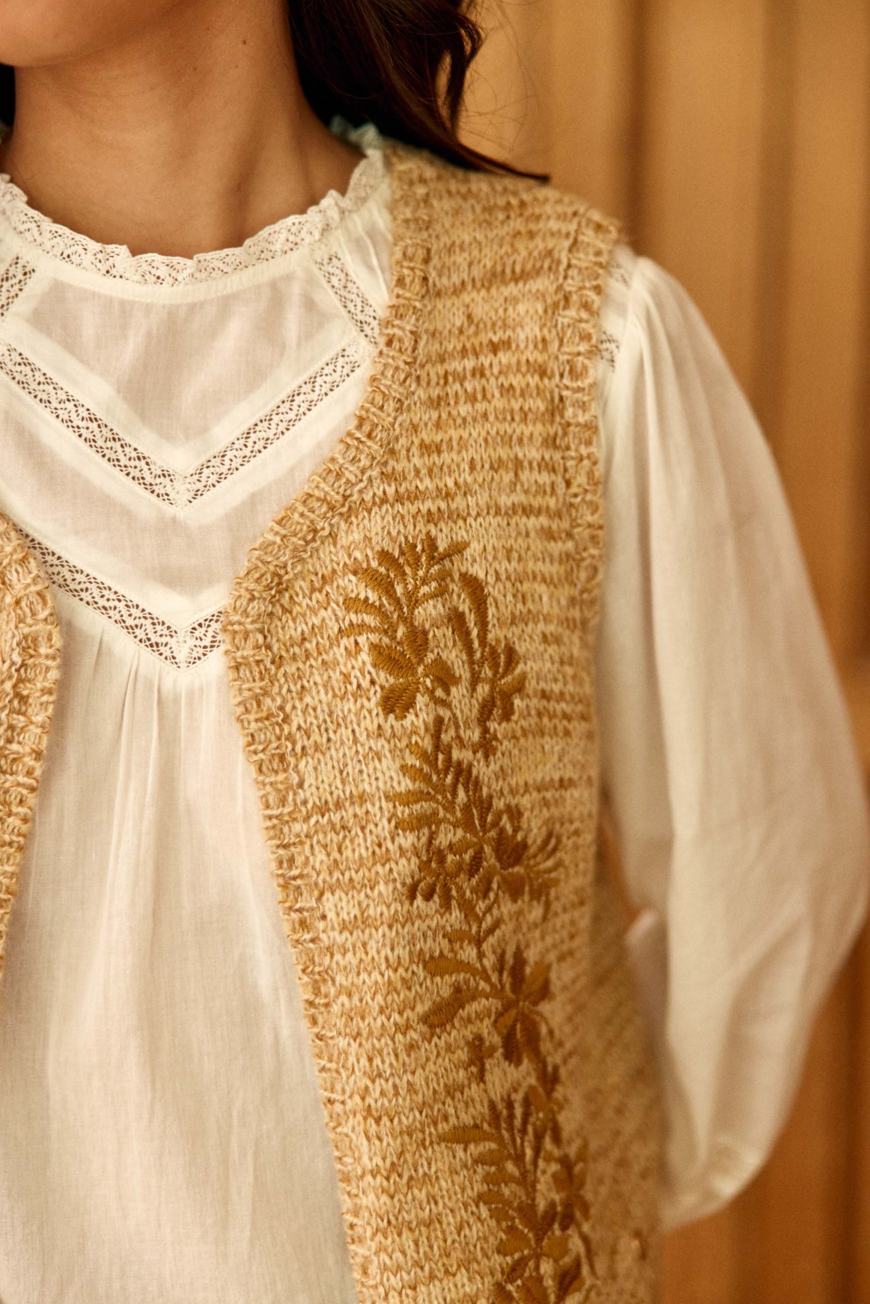 Gilet sans manches brodé beige - Meline – Image 3