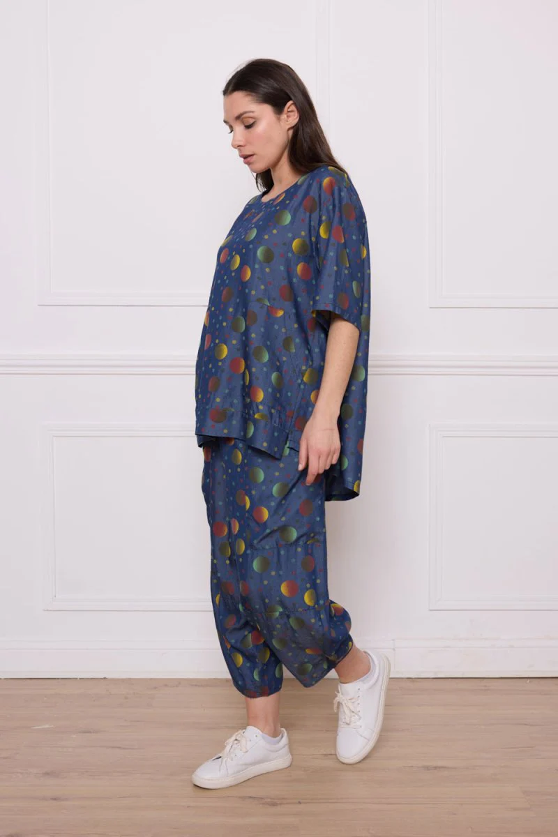 Blouse bleue à motifs ronds